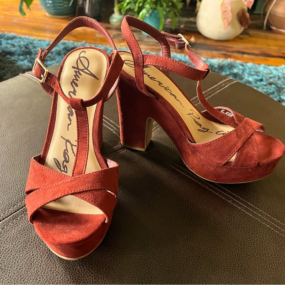 NWOT Beautiful burgundy faux suede American Rag heels